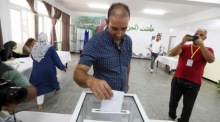 Während der Präsidentschaftswahlen in Algier gibt ein Wähler in einem Wahllokal seinen Stimmzettel ab. Foto: epa/Mohamed Messara