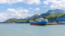Der Hafen von Ranong sollte Teil der geplanten Land Bridge werden. Nach einer umfassenden Überprüfung will die Regierung das Projekt aufgeben. Archivbild: wirojsid / Adobe Stock