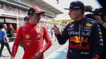 Formel-1-Weltmeisterschaft, Grand Prix von Spanien, Qualifying: Charles Leclerc (l) aus Monaco vom Team Ferrari und Max Verstappen aus den Niederlanden vom Team Red-Bull reden nach dem Qualifying miteinander. Leclerc ... Foto: Joan Monfort/Ap/dpa