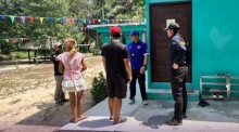 Bei einer Razzia auf Koh Phangan wurde die Einrichtung „Arki Kid“ überprüft, die statt genehmigter 18 Kinder insgesamt 89 Kinder betreute und damit deutlich gegen Auflagen verstieß. Bild: NBT Wolrd