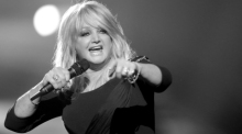 Sängerin Bonnie Tyler tritt mit ihrem Song «Believe In Me» als Vertreterin Großbritanniens beim Eurovision Song Contest 2013 auf. Foto: Jörg Carstensen/dpa
