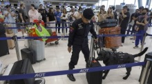 Ein Drogenspürhund der Polizeihundestaffel kontrolliert stichprobenartig Reisegepäck im internationalen Abflugbereich des Flughafens Suvarnabhumi. Foto: epa/Rungroj Yongrit