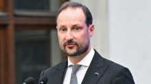 Norwegens Kronprinz Haakon nimmt in Warschau an einer Pressekonferenz zu den EWR-Norwegen-Zuschüssen 2021–2028 im Ujazdowski-Schloss teil. Foto: dpa/Radek Pietruszka