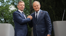 Polens Ministerpräsident Donald Tusk, rechts, und der ungarische Ministerpräsident Peter Magyar geben sich nach einer gemeinsamen Pressekonferenz die Hand. Foto: Beata Zawrzel/Ap/dpa