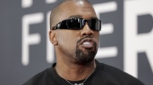 Musiker Kanye West erscheint auf dem roten Teppich der Grammy Awards in Los Angeles. Archivfoto: epa/Allison Dinner