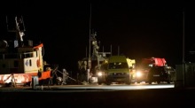 Rettungskräfte bringen Verletzte nach einem tödlichen Bootsunglück mit Migranten im Hafen der griechischen Insel Chios in Krankenhäuser. Foto: epa/Kostas Kourgias