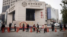 Menschen stellen sich für einen COVID-19-Test in Peking an. Foto: epa/Mark R. Cristino