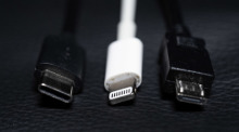 Ein USB-C (l-r), ein Apple Lightning und ein Micro-USB Kabel (l-r) liegen nebeneinander zu sehen. Foto: Mohssen Assanimoghaddam/dpa