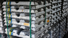Aluminium im Barren liegen auf dem Gelände der Handtmann Leichtmetallgießerei Annaberg GmbH. Foto: Jan Woitas/dpa