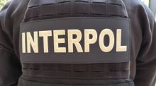 Ein Interpol-Mitarbeiter steht im Hauptsitz in Lyon. Foto: Rachel Sommer/dpa