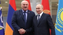 Der weißrussische Präsident Alexander Lukaschenko schüttelt dem russischen Präsidenten Wladimir Putin die Hand. Foto: epa/Konstantin Zavrazhin / Kremlin / Pool