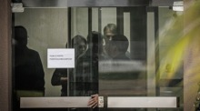 Der ehemalige brasilianische Präsident Jair Bolsonaro verlässt das Hauptquartier der Bundespolizei. Foto: EPA-EFE/Andre Borges