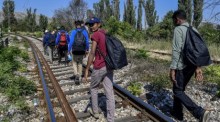 Eine Gruppe illegaler pakistanischer Einwanderer geht auf dem Bahngleis. Foto: EPA-EFE/Georgi Licovski