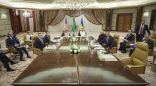 Der ukrainische Präsident Volodymyr Zelensky (L) bei einem Treffen mit dem saudischen Kronprinzen und Premierminister Mohammed bin Salman Al Saud (R) in Jeddah. Foto: epa/Ukraine Presidential Press Service Handout