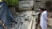 Einheimische überprüfen ein Haus, das bei einem Erdbeben im Swat-Tal beschädigt wurde. Foto: epa/Haseeb Ali