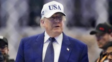 US-Präsident Donald Trump steht nach der UFC-Veranstaltung „Freedom 250“ im Oktagon auf dem Südrasen des Weißen Hauses in Washington. Foto: Bonnie Cash/Pool epa/dpa