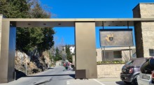 Eingang zum Bürgenstock Resort hoch über dem Vierwaldstättersee, der in diesen Tagen zum Schauplatz heikler Gespräche zwischen den USA und dem Iran wird. Foto: Rüegsegger