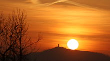 Die Sonne steht hinter einem Schleier aus Saharastaub über dem niedersächsischen Wurmberg. Der Saharastaub färbt den Himmel rot ein. Foto: Matthias Bein/dpa