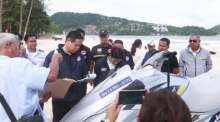 Beamte des Regionalen Marineamts prüfen an einem Strand auf Phuket die Zulassung und Dokumente eines Jetskis. Foto: Sanphet Bunyamanee