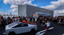 Umweltschutzaktivisten protestieren gegen die Erweiterung der Gigafactory von Tesla bei Berlin. Foto: epa/Filip Singer