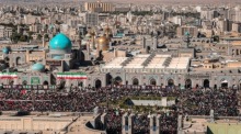 Menschen nehmen in Maschhad an der Beisetzung des verstorbenen iranischen Revolutionsführers Ali Khamenei teil. Foto: Büro des Obersten Führers des Iran/epa