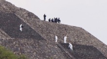 Polizei sichert Tatort in Teotihuacan Schussattacke auf Touristengruppe, bei der mehrere ausländische Besucher verletzt wurden. Foto: EPA/Madla Hartz Highest