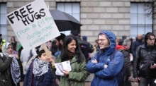 Anti-Pegida-Aktivisten nehmen an einer Gegendemonstration zu einer "Pegida"-Kundgebung in Dublin teil. Foto: epa/Aidan Crawley
