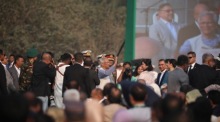 Bei einer Zeremonie vor dem Parlamentsgebäude in Dhaka wird BNP-Chef Tarique Rahman nach einem klaren Wahlsieg als neuer Premierminister von Bangladesch vereidigt. Foto: EPA/Monirul Alam