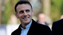 Emmanuel Macron verlässt ein Wahllokal in Le Touquet. In Frankreich hat die erste Runde der Kommunalwahlen begonnen, die am 22. März fortgesetzt werden. Foto: EPA/Jean-francois Badias