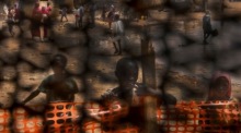 Sudanesische Flüchtlinge erhalten medizinische Hilfe im Übergangslager Adre in Tschad, viele Kinder leiden an Mangelernährung. Foto: epa/Ricardo Garcia Vilanova