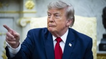 US-Präsident Donald Trump spricht bei einem Treffen mit dem irakischen Ministerpräsidenten Ali al-Zaidi im Oval Office. Foto: Graeme Sloan/Pool/epa