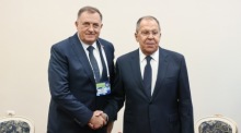 Der russische Außenminister Lawrow und der bosnisch-serbische Politiker Dodik treffen sich in Minsk. Foto: epa/Russian Foreign Ministry Handout