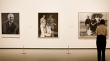 Werke des deutschen Künstlers Gerhard Richter sind in der Fondation Louis Vuitton in Paris zu sehen. Die Ausstellung läuft bis März 2026. Foto: EPA/Mohammed Badra
