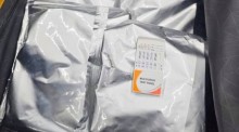 Mehrere vakuumversiegelte Pakete mit der sichergestellten Substanz wurden nach der Kontrolle am Flughafen als Beweismittel dokumentiert. Bild: Thai Customs Department