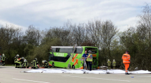 Ein Reisebus steht an der Unfallstelle auf der A9. Bei einem Unfall mit einem Reisebus auf der A9 nahe Leipzig sind mindestens fünf Menschen ums Leben gekommen. oto: Birgit Zimmermann/dpa
