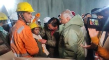 Die ersten im Tunnel eingeschlossenen Arbeiter werden befreit. Foto: epa/Uttarakahand Information Department / Handout