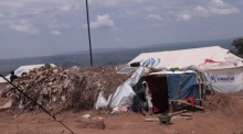 Zelte im Flüchtlingslager Busuma in Burundi, das Tausende Menschen aus dem Ostkongo aufgenommen hat. Viele leiden unter Wassermangel und schwierigen Lebensbedingungen. Foto: Berthier Mugiraneza/epa/dpa