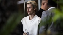 Der Kanadische Sänger Justin Bieber (C) in Hollywood. Archivfoto: epa/ETIENNE LAURENT