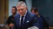 Der slowakische Regierungschef Robert Fico trifft zum EU-Gipfel in Brüssel ein, bei dem unter anderem Ukraine, Verteidigung und Migration beraten werden. Foto: epa/Olivier Hoslet