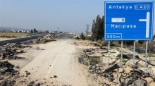 Überblick über die Autobahn Reyhanli-Hatay, die nach dem schweren Erdbeben in Hatay unbenutzbar wurde. Foto: epa/Sedat Suna