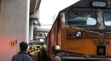 Nach dem tödlichen Zusammenstoß eines Güterzuges mit einem Linienbus in Bangkok haben die Behörden Ermittlungen gegen den Lokführer eingeleitet. Foto: epa/Rungroj Yongrit