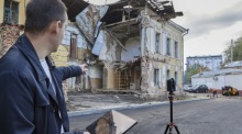 Ukrainische Spezialisten machen einen Test-3-D-Scan eines Architekturdenkmals, das im Sommer durch russischen Beschuss in Charkiw zerstört wurde. EPA-EFE/SERGEY KOZLOV