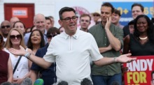 Andy Burnham feiert nach seinem Sieg bei der Nachwahl im britischen Wahlkreis Makerfield mit Unterstützern in Wigan. Foto: Adam Vaughan/epa