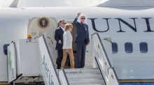 US-Präsident Joe Biden (R) zeigt den Daumen nach oben, als er zusammen mit seiner Schwester Valerie (C) und seinem Sohn Hunter (L) das Flugzeug "Air Force One" besteigt, um vom Flughafen Dublin abzuheben. EPA-EFE/JULIEN BEHAL / IRISCHE REGIERUNG