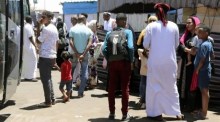 Flüchtlinge aus dem Sudan kommen am Busbahnhof Wadi Karkar in Assuan an. Foto: epa/Khaled Elfiqi