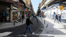 Ein maskierter Mann überquert die Einkaufsstraße Ledras im Zentrum von Nikosia. Foto: epa/Katia Christodoulou
