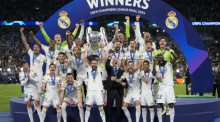 Die Spieler von Real Madrid feiern mit dem Pokal nach dem Sieg. Foto: Kirsty Wigglesworth/Ap
