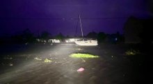 Ein abgeriebenes Boot liegt neben der Fahrbahn in der südöstlichen Ecke von Cape Coral, während die Winde des Hurrikans «Ian» weiterhin auf die überfluteten Straßen peitschen. Foto: Douglas R. Clifford/Tampa Bay Times