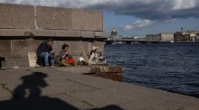 Künstler malen an der Uferpromenade Lieutenant Schmidt Embankment im Schatten des Denkmals für den russischen Admiral Ivan Kruzenshtern in St. Petersburg. Foto: EPA/Anatoly Maltsev