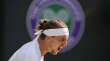 Alexander Zverev aus Deutschland schlägt eine Rückhand. Foto: EPA-EFE/Sebastien Nogier